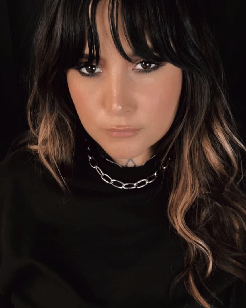 curtis-oval-link-statement-chain-necklace-on-model-hellaholics(1) curtis-oval-link-statement-chain-necklace-on-model-hellaholics(1)