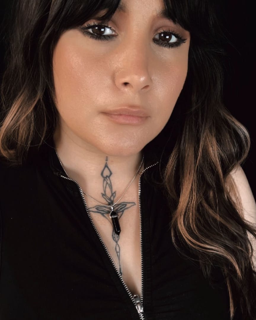obsidian-stainless-steel-necklace-on-model-hellaholics obsidian-stainless-steel-necklace-on-model-hellaholics