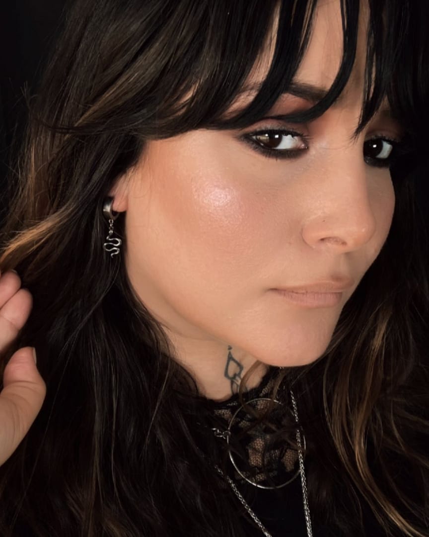serpentine-stainless-steel-hoop-snake-earrings-on-model-hellaholics serpentine-stainless-steel-hoop-snake-earrings-on-model-hellaholics