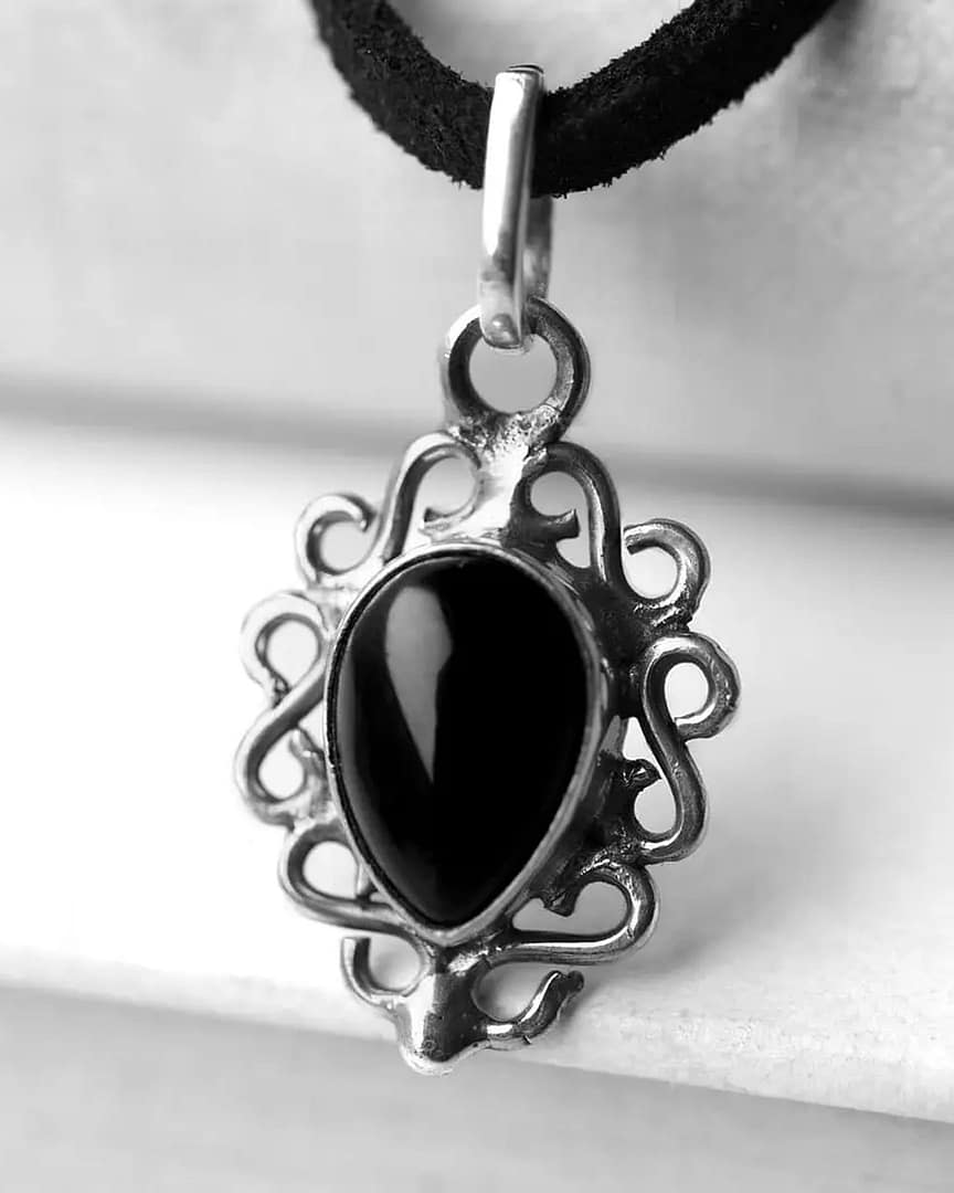 anais-onyx-silver-choker-close-up-hellaholics anais-onyx-silver-choker-close-up-hellaholics