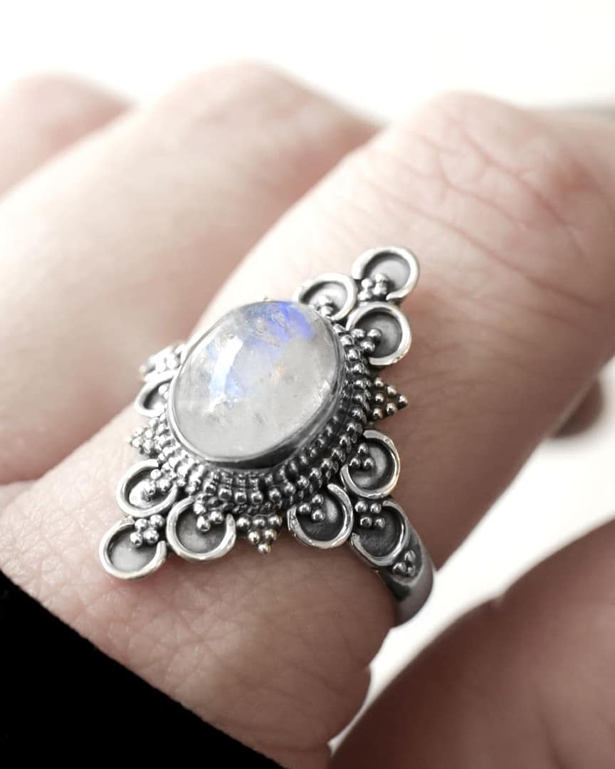 ariana-silver-moonstone-ring-finger-close-up-hellaholics ariana-silver-moonstone-ring-finger-close-up-hellaholics