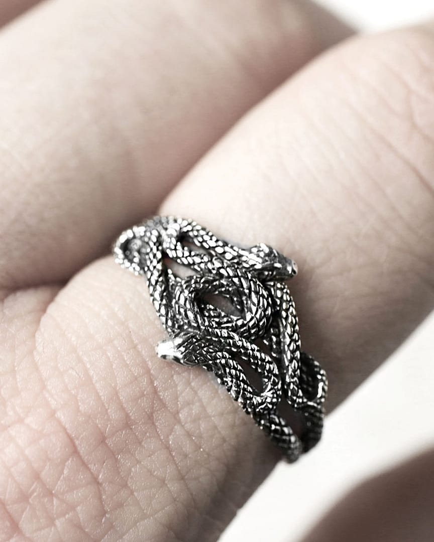duo-snake-sterling-silver-ring-finger-close-up-hellaholics duo-snake-sterling-silver-ring-finger-close-up-hellaholics