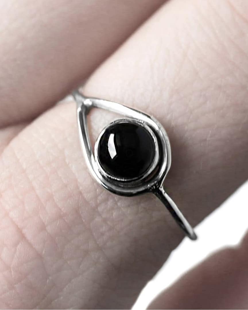 huntress-silver-onyx-ring-model-close-up-hellaholics huntress-silver-onyx-ring-model-close-up-hellaholics