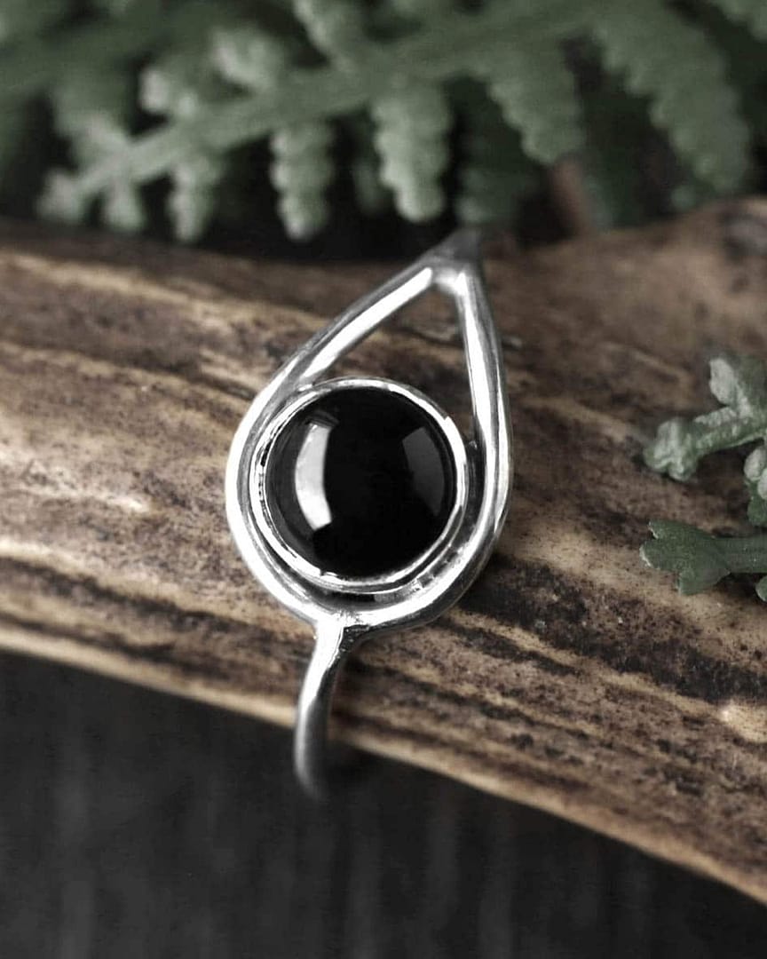 huntress-silver-onyx-ring-mood-close-up-hellaholics huntress-silver-onyx-ring-mood-close-up-hellaholics