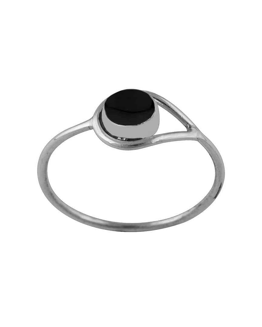 huntress-silver-onyx-ring-perspective-hellaholics huntress-silver-onyx-ring-perspective-hellaholics