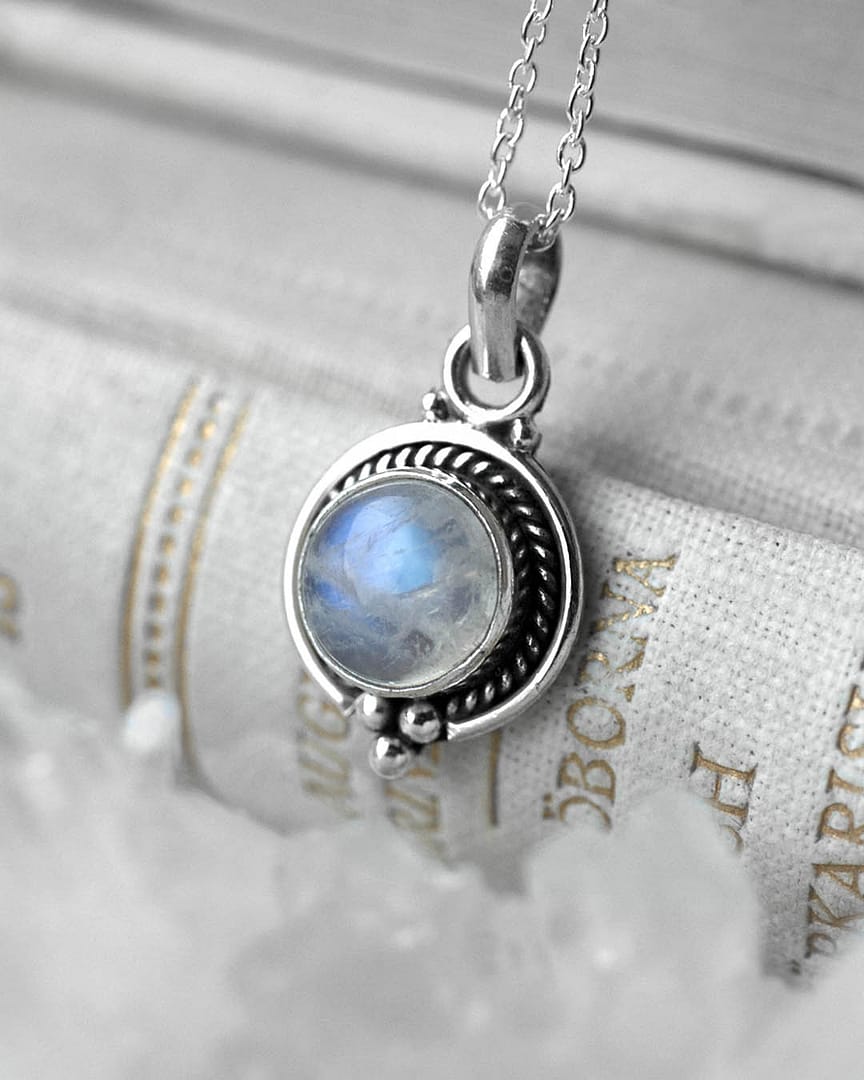 riya-moonstone-silver-chain-mood-light-close-up-hellaholics riya-moonstone-silver-chain-mood-light-close-up-hellaholics
