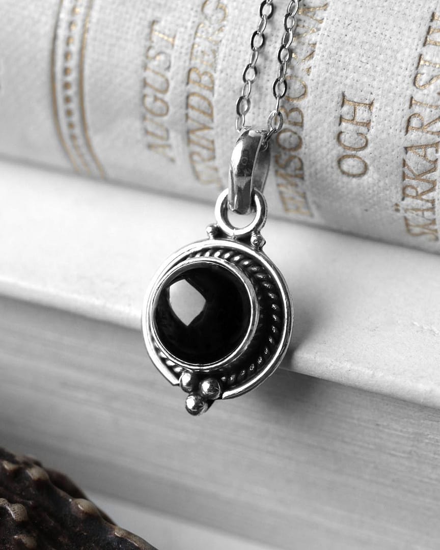 riya-onyx-silver-choker-mood-light-close-up-hellaholics riya-onyx-silver-choker-mood-light-close-up-hellaholics