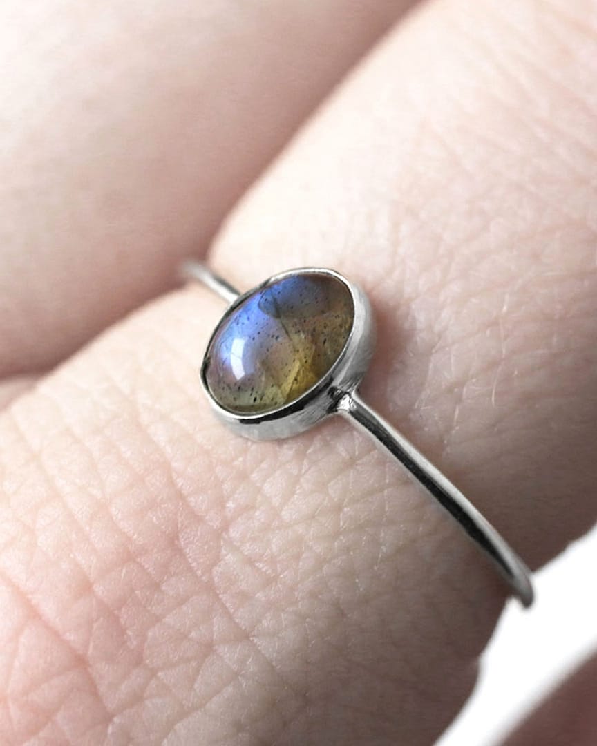 theia-labradorite-silver-ring-model-close-up-hellaholics theia-labradorite-silver-ring-model-close-up-hellaholics