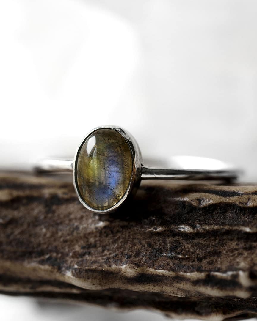 theia-labradorite-silver-ring-mood-light-hellaholics Spellbinding smal oval Sterling Silver Labradorite ring in blue and green colours on white background