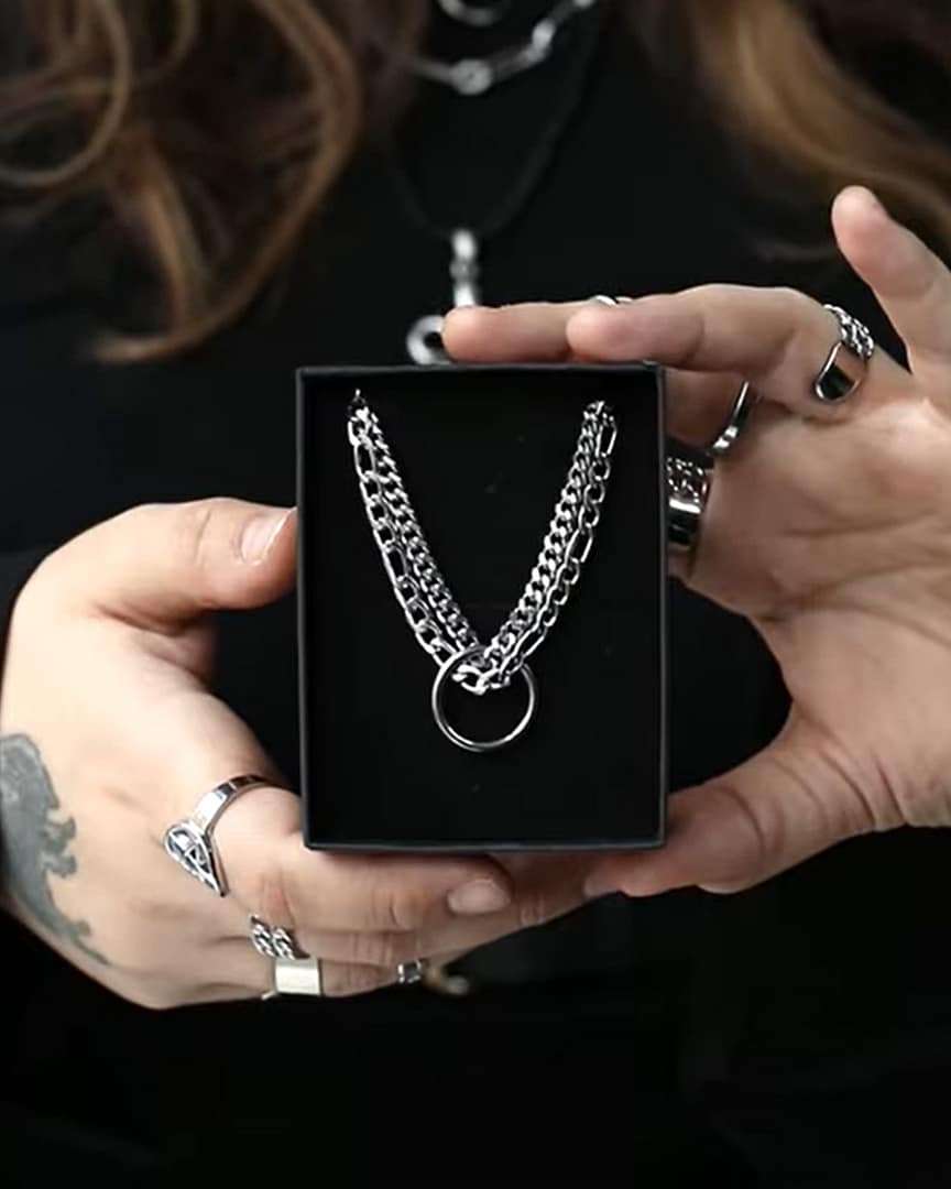 styling-chunky-chains-in-non-tarnish-stainless steel-hellaholics-focus-siouxsie styling-chunky-chains-in-non-tarnish-stainless steel-hellaholics-focus-siouxsie