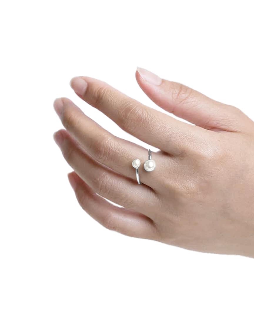 aphrodite-adjustable-pearl-ring-silver-model-hand-hellaholics