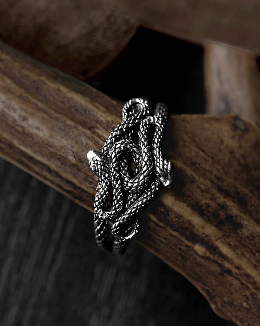 duo-snake-sterling-silver-ring-mood-branch-close-up-hellaholics duo-snake-sterling-silver-ring-mood-branch-close-up-hellaholics