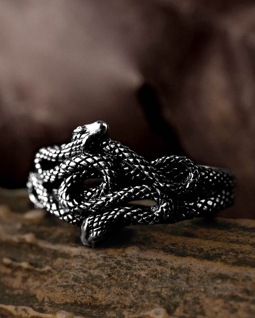 duo-snake-sterling-silver-ring-mood-close-up-hellaholics duo-snake-sterling-silver-ring-mood-close-up-hellaholics